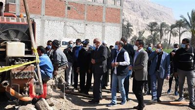 محافظ قنا يعلن قرب انتهاء مشروع الصرف الصحي لقرية السلامية