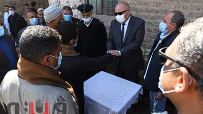 محافظ قنا يتقدم بواجب العزاء لأسرة عامل وصرف إعانة عاجلة