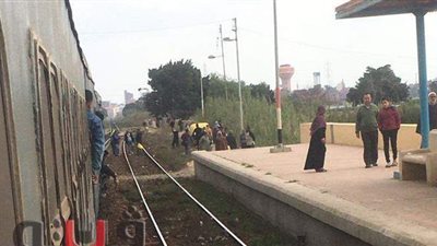 تركه صاحبه وهرب.. قطار طنطا يصدم توك توك بمحطة الراهبين| صور