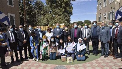 محافظ أسيوط يلتقي رئيس الطائفة الإنجيلية ويكرمان الأم المثالية| فيديو