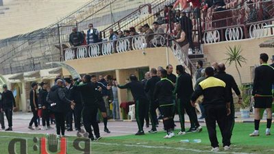 اشتباكات بين لاعبي البلدية والرجاء بدوري القسم الثاني | صور