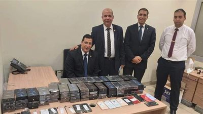 إحباط تهريب ٢١ هاتفا حول جسد راكب بمطار القاهرة