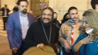 مساعد البابا تواضروس الثاني يتفقد معرضا لبيع هدايا عيد الأم بالإسكندرية