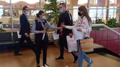 بالشيكولاتة والورود.. مطار شرم الشيخ يستقبل أولى رحلات أير بيز الأوكرانية | صور