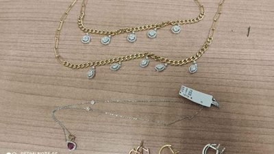 إحباط تهريب مشغولات ذهبية مرصعة بالألماس في مطار القاهرة | صور