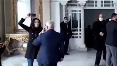 نائب من النهضة التونسية يعتدي على البرلمانية زينب السفاري ويحطم هاتفها | فيديو