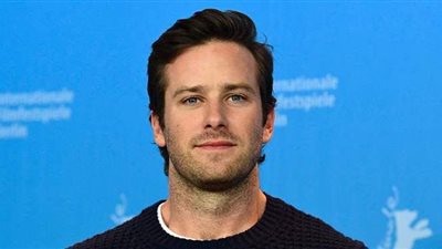 عاملني بعنف وضرب رأسي في الحائط.. فتاة تتهم الممثل الأمريكي أرمي هامر باغتصابها