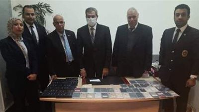 ضبط ٤ آلاف كارت ميموري بحوزة أسرة في مطار القاهرة