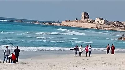 وسط كر وفر بين الموظفين والمواطنين.. تجمعات وزحام على شواطئ العجمي |صور