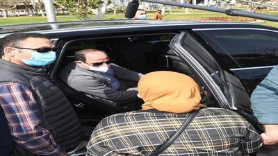 خلال جولة تفقدية.. السيسي يلتقي بإحدى السيدات ويناقشها في بعض مطالبها