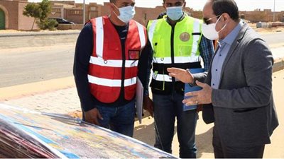 تطوير شبكة الطرق والمحاور بالقاهرة..السيسي يتفقد الأعمال الإنشائية..يكلف بضمان توفير كافة الخدمات اللازمة للمركبات ومرتادي الطرق الجديدة