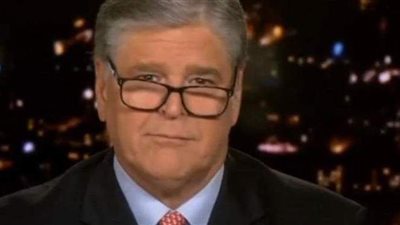 موقف محرج لمذيع قناة «فوكس نيوز» على الهواء | فيديو