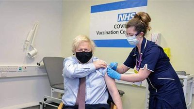 بوريس جونسون يتلقى لقاح أسترازينيكا