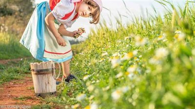 أزاحت سنوات الحرب بجلسة تصوير.. طفلة ليبية تنجح فيما فشل فيه الساسة