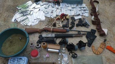 كيلو وربع بودرة وأسلحة نارية مضبوطات مع تشكيل عصابي في طوخ