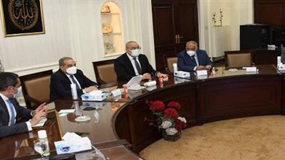 وزيرا الإنتاج الحربي والإسكان يبحثان التصنيع المحلي لمستلزمات «حياة كريمة»