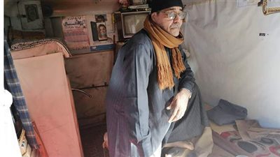 «مكواة الرجل» طلب البهوات والبشوات.. عبد التواب آخر مكوجي رجل بالمنيا: أعمل منذ 50 عاما وأتحدى الكي بالبخار.. والمهنة ستنتهي قريبا