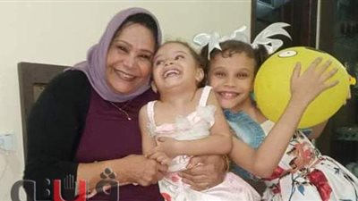 الأم المثالية الأولى على الجمهورية من ذوي الهمم.. 17 سنة كفاح على ماكينات الخياطة.. وتولت تربية أولادها الـ3 بعد سفر زوجها إلى ليبيا