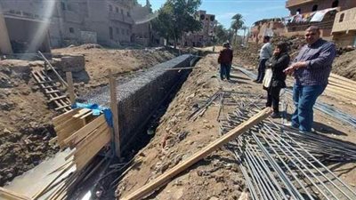رئيس مدينة إسنا بالأقصر يتفقد أعمال تغطية ترعة خور المكسر