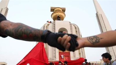 اشتباكات بين الشرطة التايلاندية ومحتجين بالقرب من قصر الملك