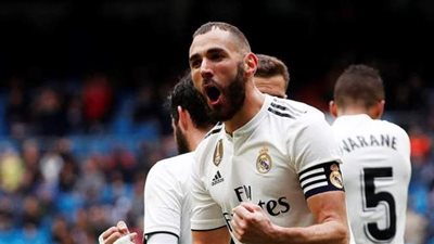 كريم بنزيما يُعادل أهداف كارلوس سانتيانا أسطورة ريال مدريد
