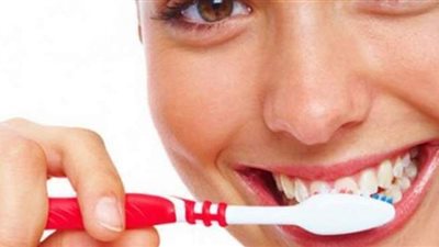 استشاري يحذر من تفريش الأسنان بعد تناول المشروبات الغازية مباشرة