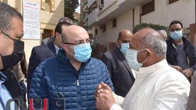 أهالي بني سويف يستوقفون المحافظ عقب صلاة الجمعة لعرض مطالبهم | صور