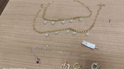 ضبط راكب عربي حاول تهريب مشغولات ذهبية بمطار القاهرة | صور