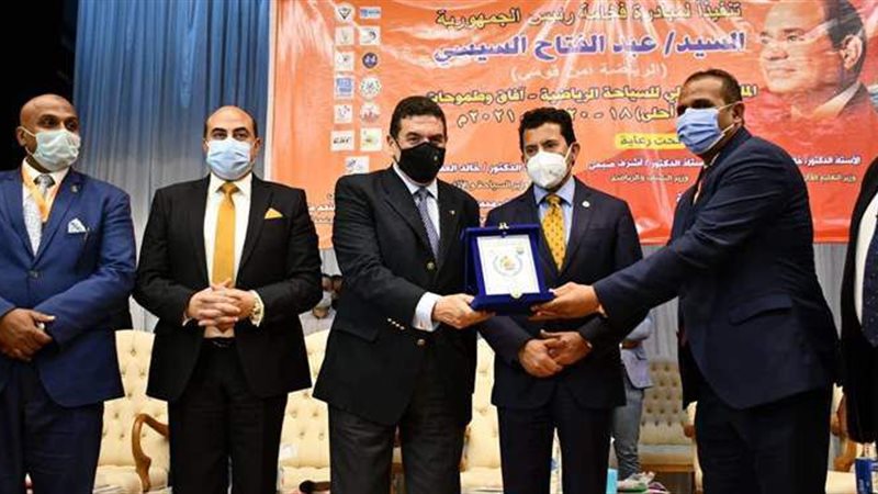 وزير الرياضة يحضر