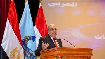 وزير الإنتاج الحربي يكرم الأمهات المثاليات من العاملات بالوزارة