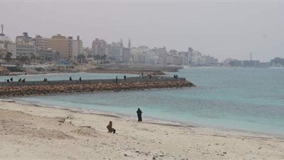 تقلب مفاجئ في الطقس.. غيوم وشبورة على كورنيش مطروح | فيديو وصور