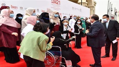 لفتة إنسانية.. السيسي يستجيب لطلب سيدة خلال حفل تكريم الأمهات المثاليات