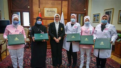 وزيرة الصحة تحتفل بعيد الأم مع سيدات الفريق الطبي