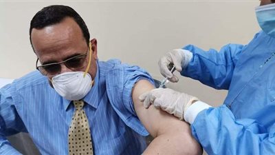 محافظ شمال سيناء يحصل على لقاح فيروس كورونا | صور