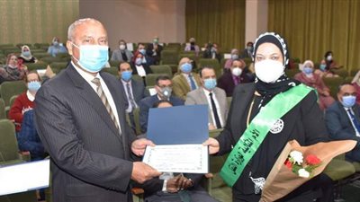 وزير النقل يكرم الأمهات المثاليات فى الوزارة