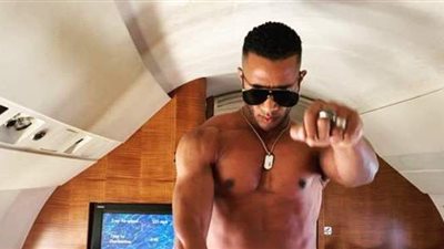 محمد رمضان يرقص على «أمي ملكة» عاريا.. ويعلق: الدكتور مانعني ألبس والله