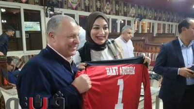 بالأحضان.. دينا الرفاعي تهدي أبو ريدة تيشيرت احتفالا بنجاحه في الفيفا | فيديو