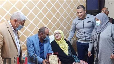 رئيس مدينة القنطرة يكرم الأم المثالية | صور