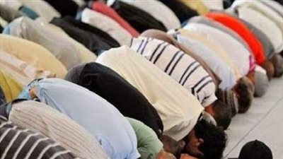 ما حكم صلاة المأمومين في الدور الأرضي والإمام في الطابق العلوي؟