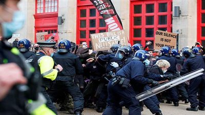 إصابة شرطيين وإشعال النار بسيارتين احتجاجا على مشروع قانون مثير بإنجلترا
