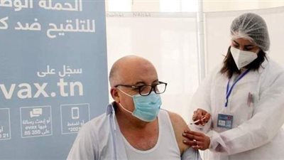 وزير الصحة التونسي يتلقى أول جرعة من لقاح كورونا 