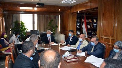 محافظ القليوبية يناقش دفع الأعمال بممشى النيل وتطوير الكورنيش