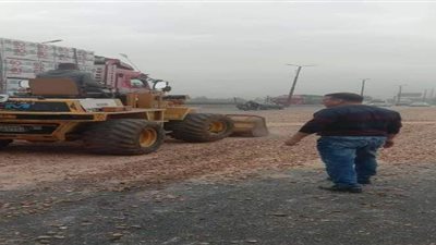 إعادة الحركة المرورية لطبيعتها بعد انقلاب سيارة على طريق بنها الحر