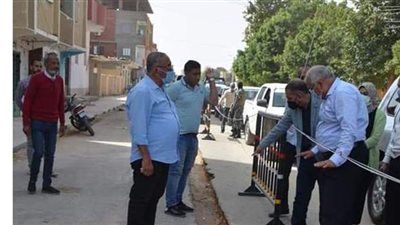 محافظ الوادي الجديد يتفقد أعمال إعادة رصف شوارع الخارجة