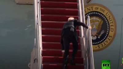 أول تعليق لترامب على سقوط بايدن أثناء صعوده سلّم الطائرة