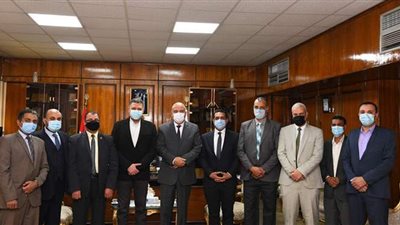 محافظ قنا يستقبل وفداً من التنمية المحلية