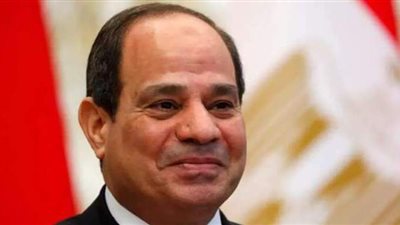 الرئيس السيسي يلبي طلب طفلة ويصعد لمسرح حفل المرأة المصرية لتحيتها| فيديو