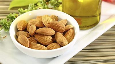 فوائد زيت اللوز الحلو لبشرتك.. وأفضل ماسكات الترطيب والتقشير