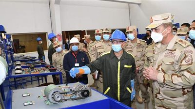 وزير الدفاع يتفقد المنظومة التعليمية بأحد المراكز التدريبية للقوات المسلحة