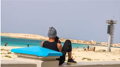 هربا من الطقس الحار.. أهالي مطروح يتوافدون على الشواطئ | صور